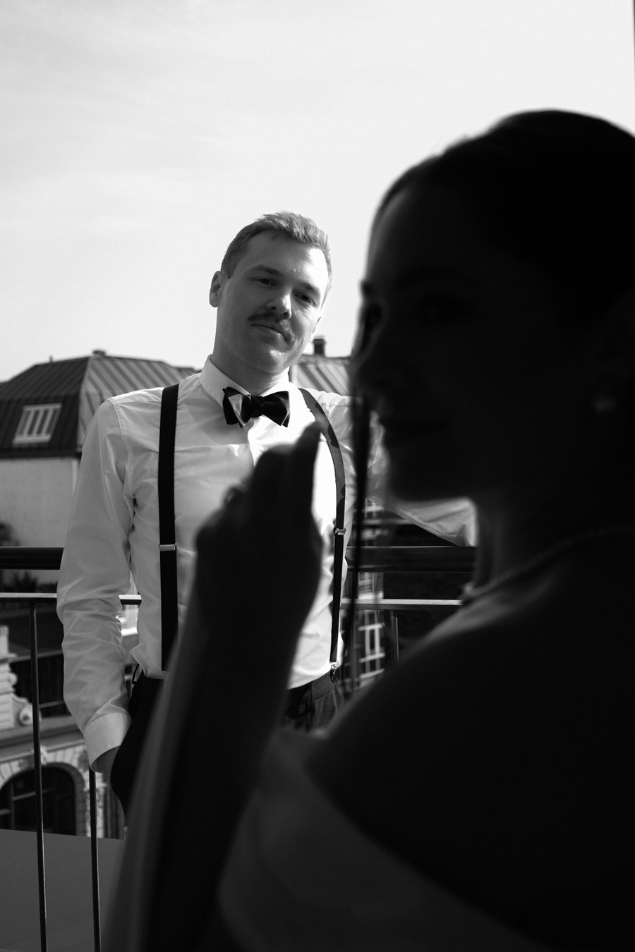 Bräutigam schaut beim Hochzeitsshooting auf die Braut, in Schwarzweiß aufgenommen