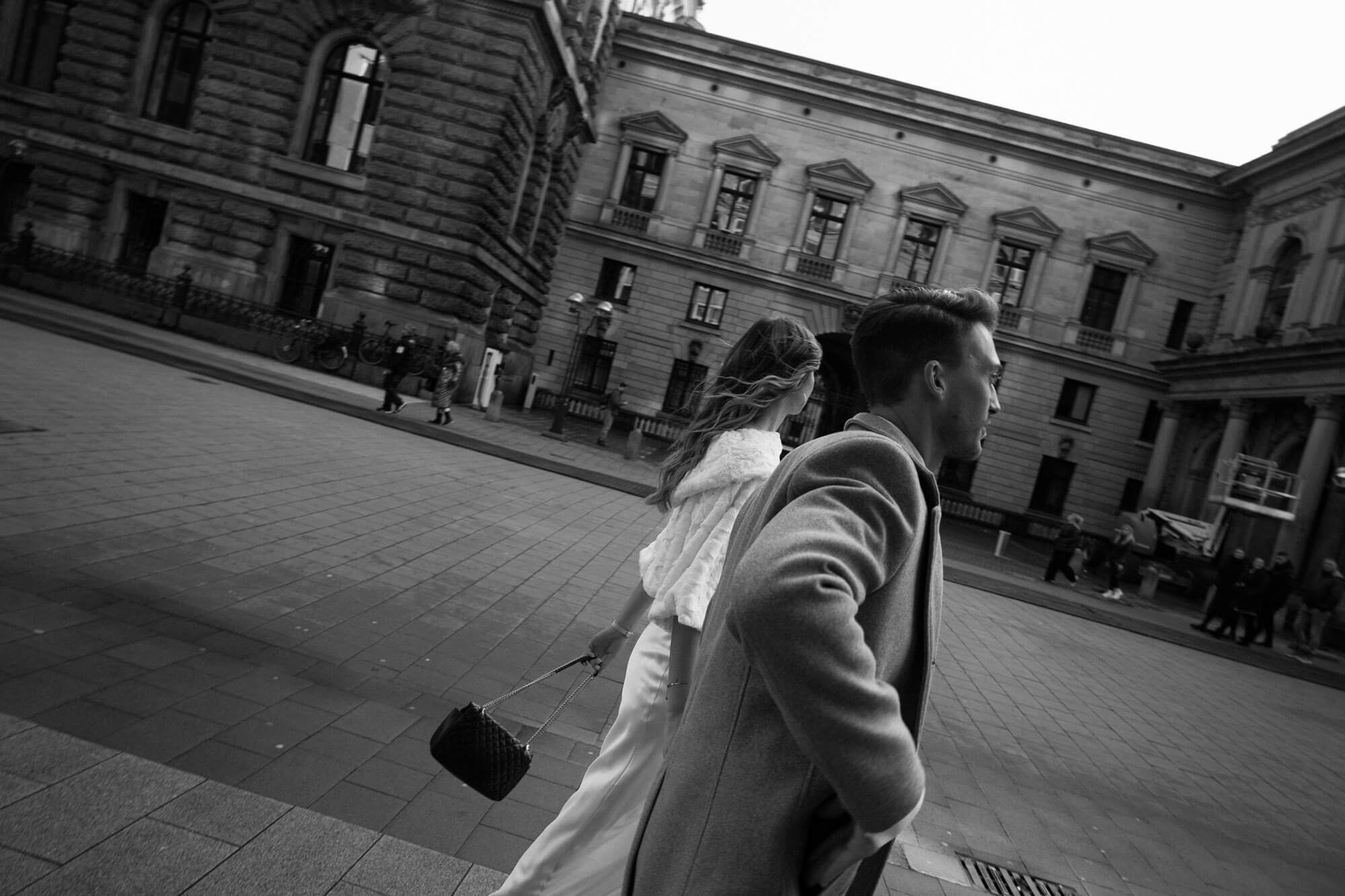 Das Brautpaar geht beim Hochzeitsshooting nebeneinander, das Bild ist schwarzweiß und wurde von der Hochzeitsfotografin aus Hamburg aufgenommen