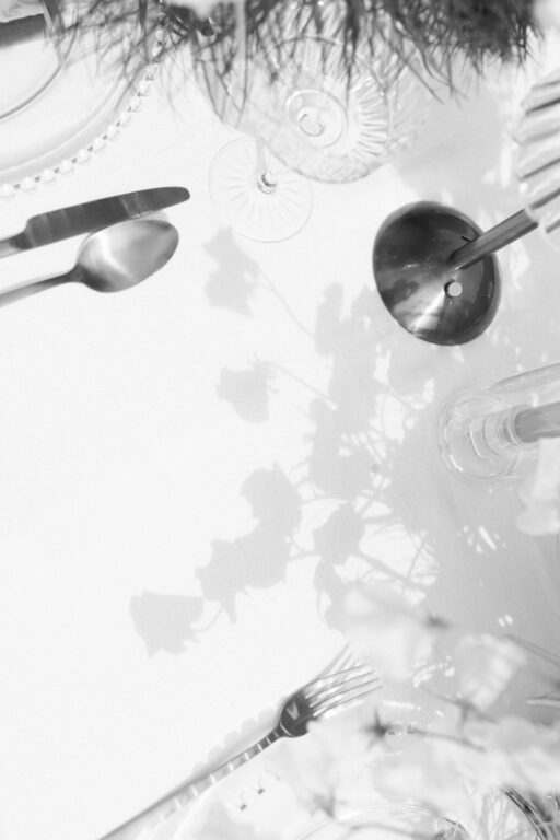 Floristik auf dem Tablesetting wirft Schatten, das Bild wurde schawrzweiß von der Hochzeitsfotografin Laura Kaiser aufgenommen