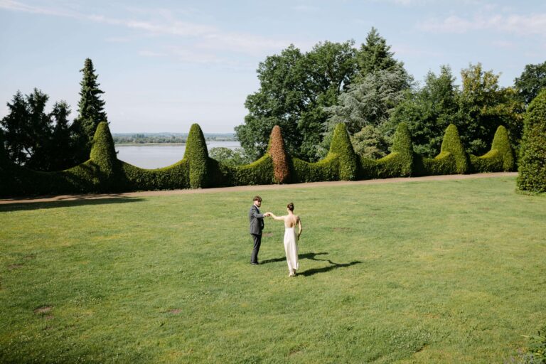 Das Brautpaar tanzt im Park des römischen Gartens in Hamburg beim Brautpaarshooting mit der Hochzeitsfotografin Laura Kaiser
