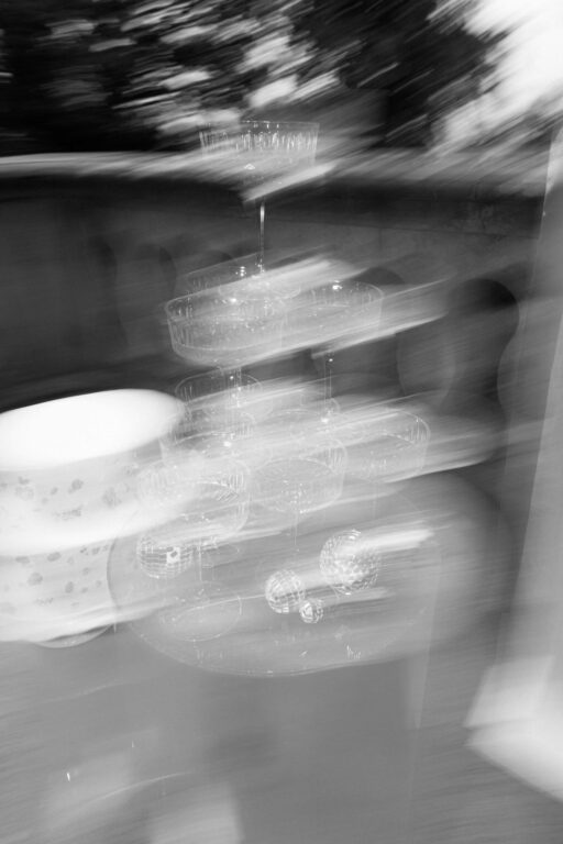 Blurry Aufnahme in schwarzweiß des Champagnertower