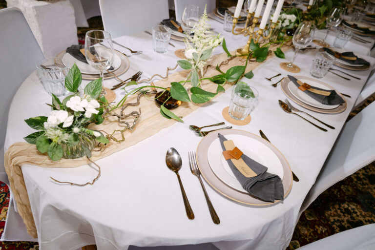 Der Hochzeitstisch wurde mit Eufeutute und Kerzen dekoriert, das Bild wurde mit Blitz von der Hochzeitsfotografin Laura Kaiser aus Hamburg aufgenommen