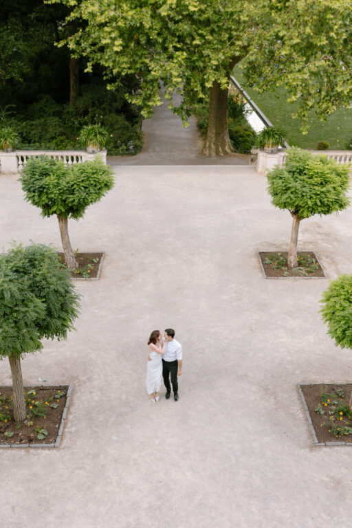 Das Brautpaar geht beim Hochzeitsshooting durch den Körnerpark in Berlin.