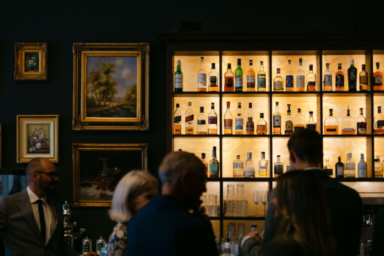 Im Hintergrund zu sehen ist die Bar im Hotel bei einer Standesamtlichen Trauung in Kiel.