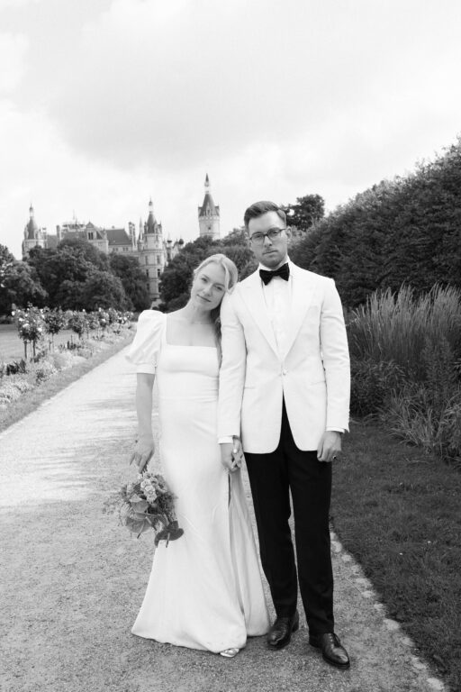 Das Brautpaar steht vor dem Schloss Schwerin beim Brautpaarshooting mit der Hochzeitsfotografin Laura Kaiser.