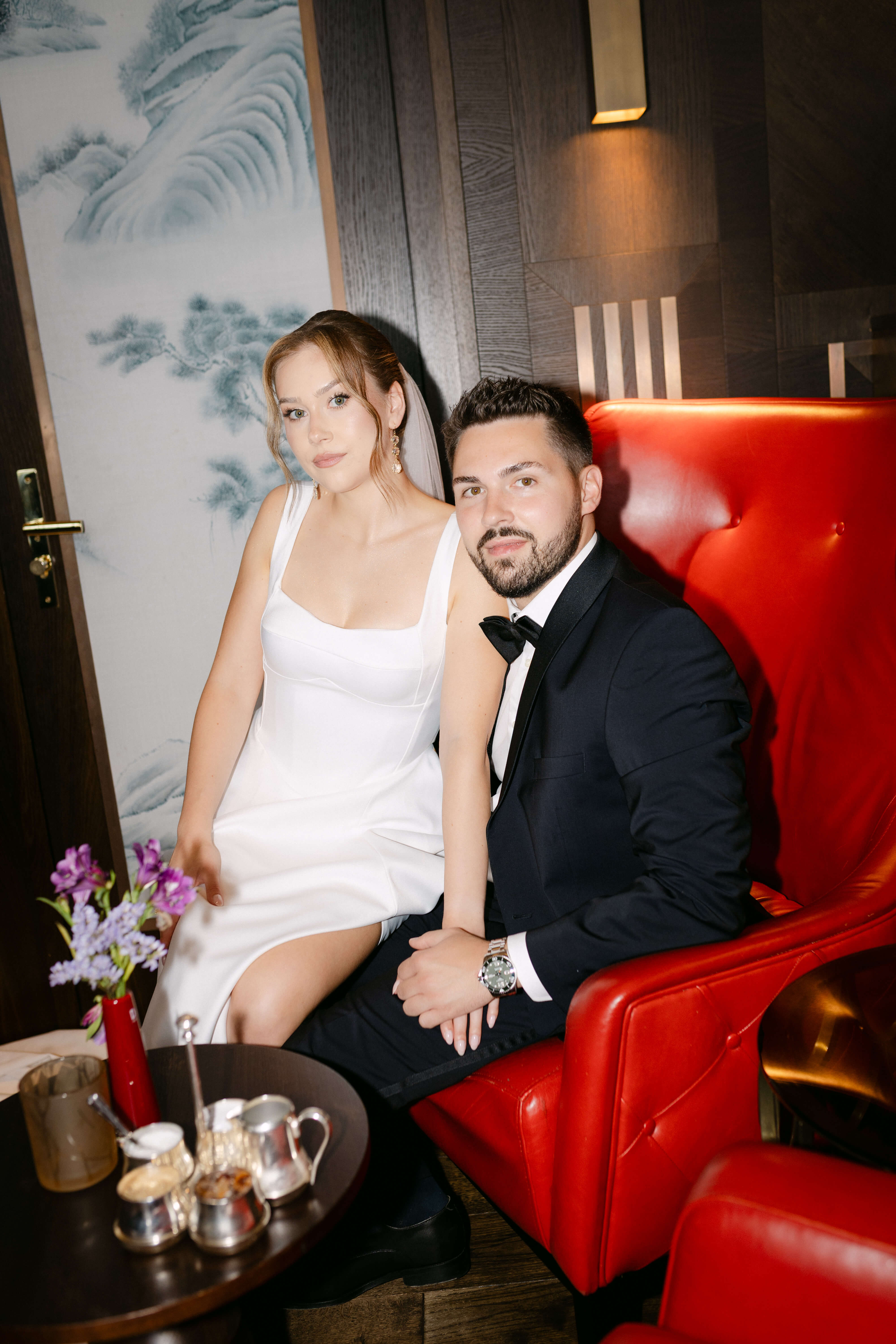 Das Brautpaar sitzt in der Bar des Hotel Atlantic in Hamburg. Das Foto wurde mit Blitz von der Hochzeitsfotografin l´Laura Kaiser aufgenommen.