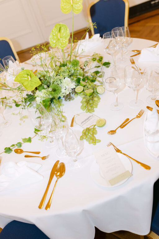 Das Tablesetting im Hotel Atlantic zeigt goldenes Besteck und aufwändige Tischdekoration.