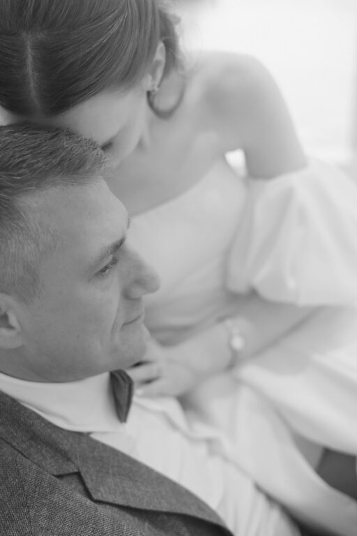 braut fluestert brautigam sw