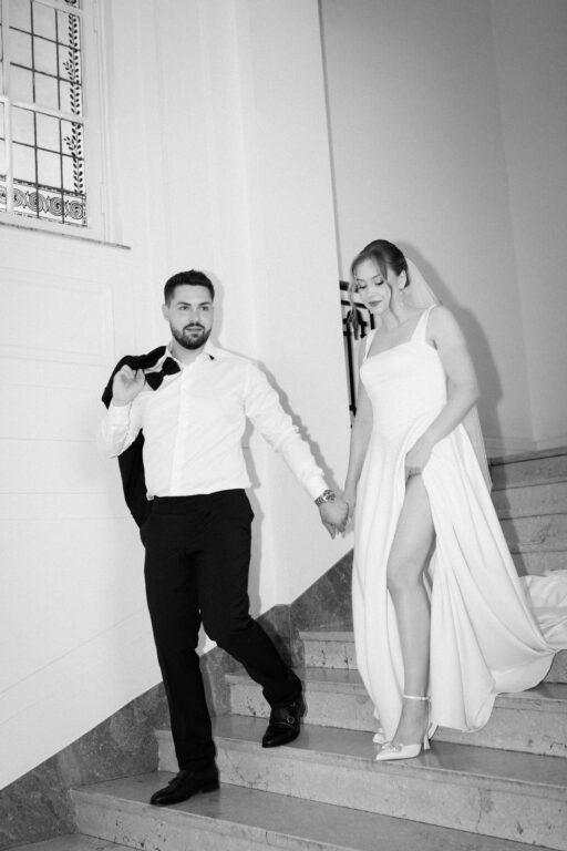 brautpaar schreitet treppe herunter