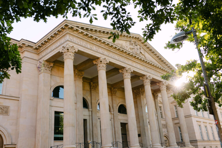 historisches gebaude hochsommer gegenlicht
