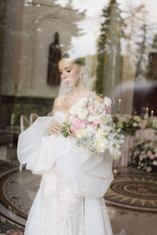 braut haelt strauss blick unten