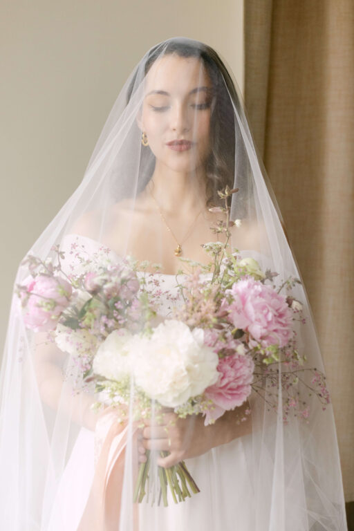 braut unter schleier mit brautstrauss