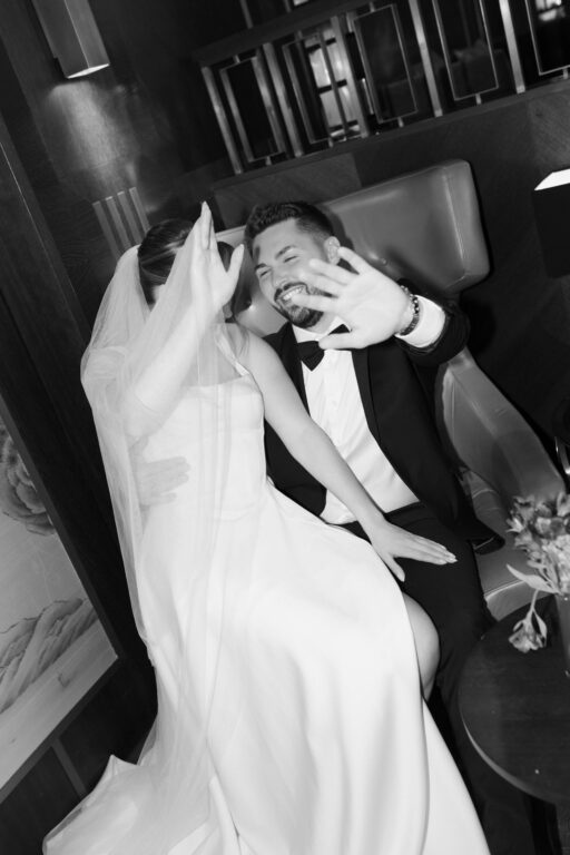 brautpaar haelt haende hoch