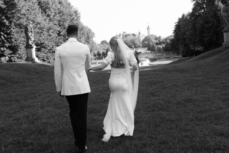 brautpaar laeuft schlosspark