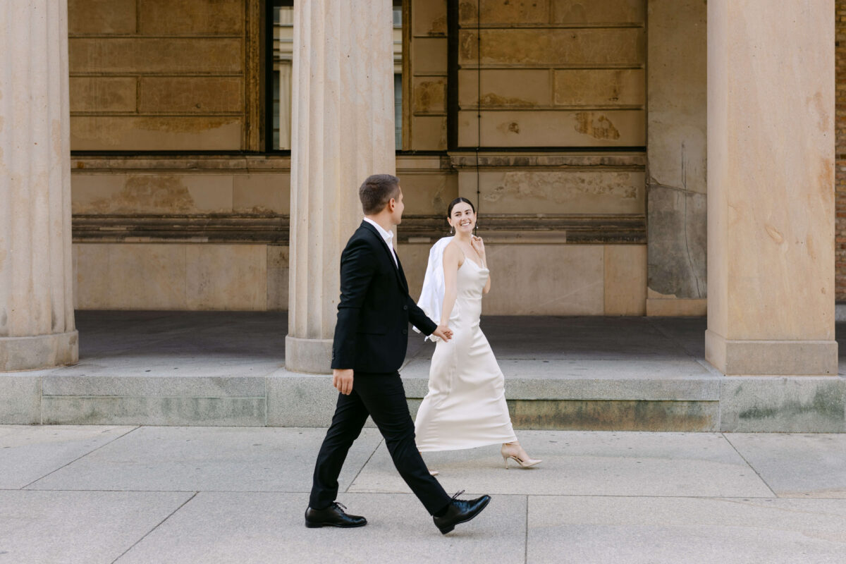 brautpaar spaziert hand in hand