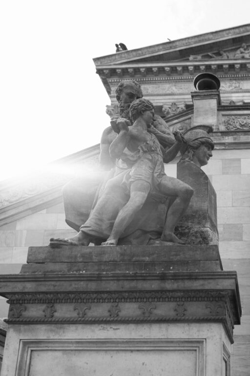 statue museumsinsel gegenlicht
