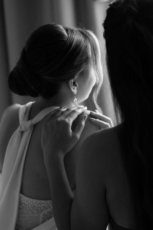 trauzeugin hand auf schulter braut