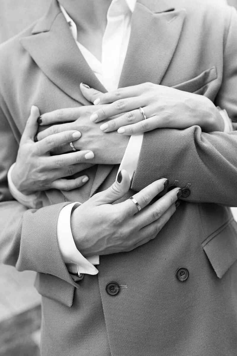 braeutigam wird umarmt haende 1