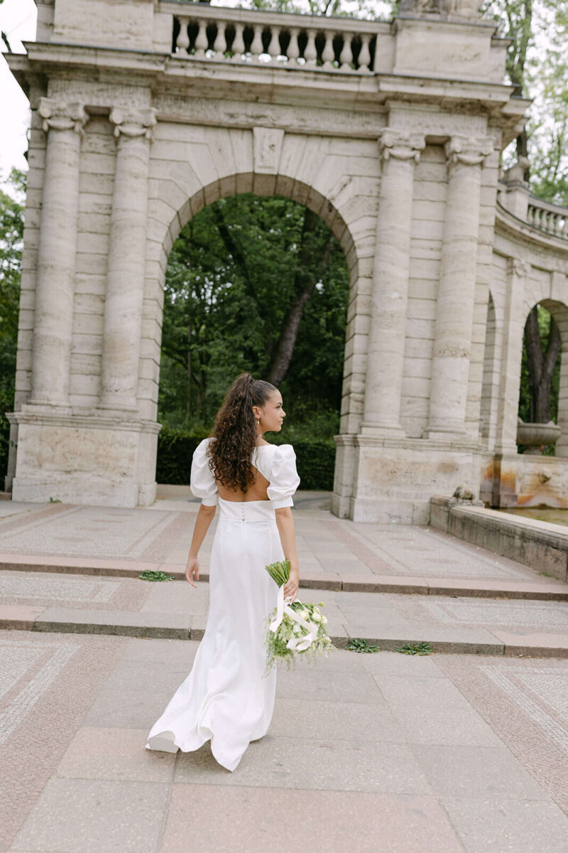 braut geht richtung tor