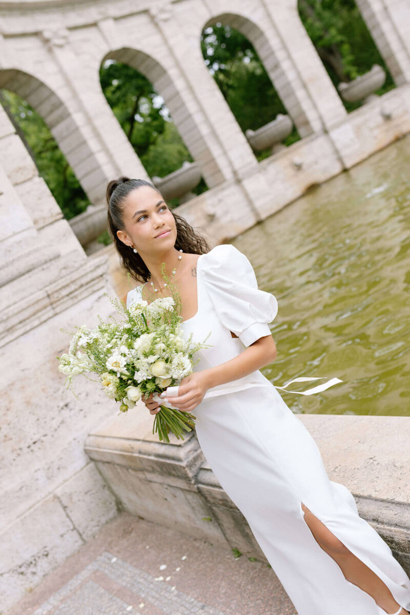 braut haelt brautstrauß