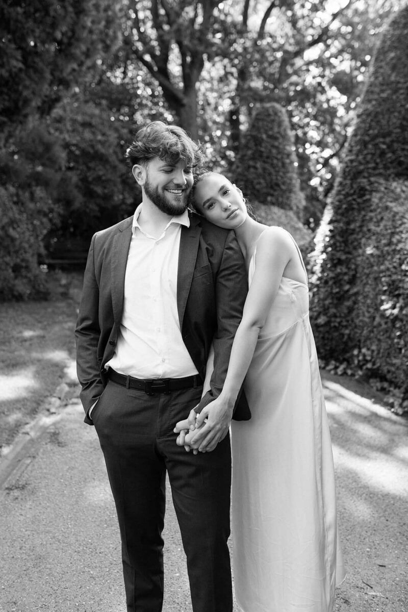 braut lehnt an schulter 1