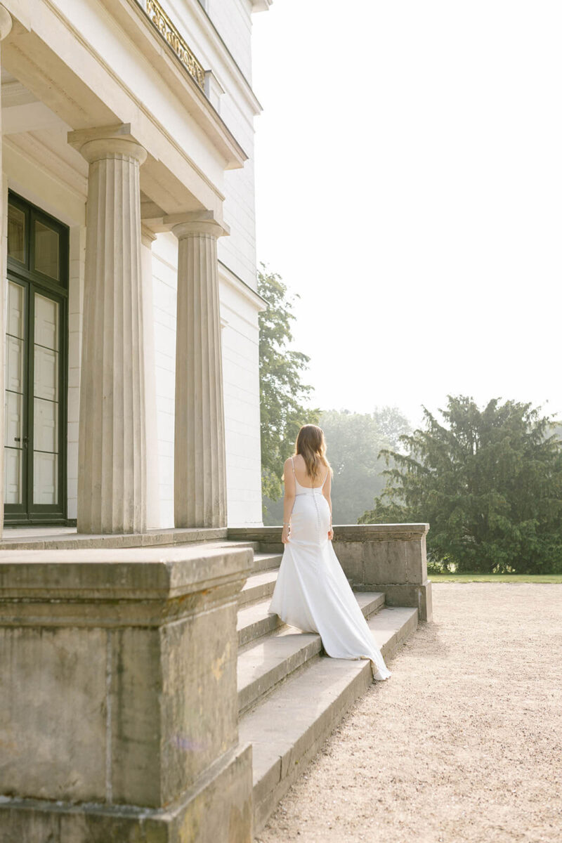 braut steht auf treppe 1