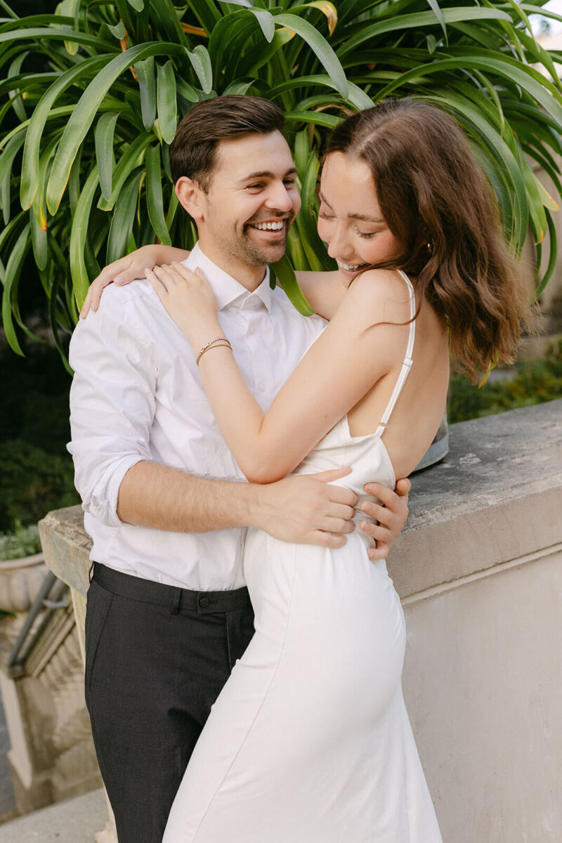 brautigam haelt braut im arm 1 2