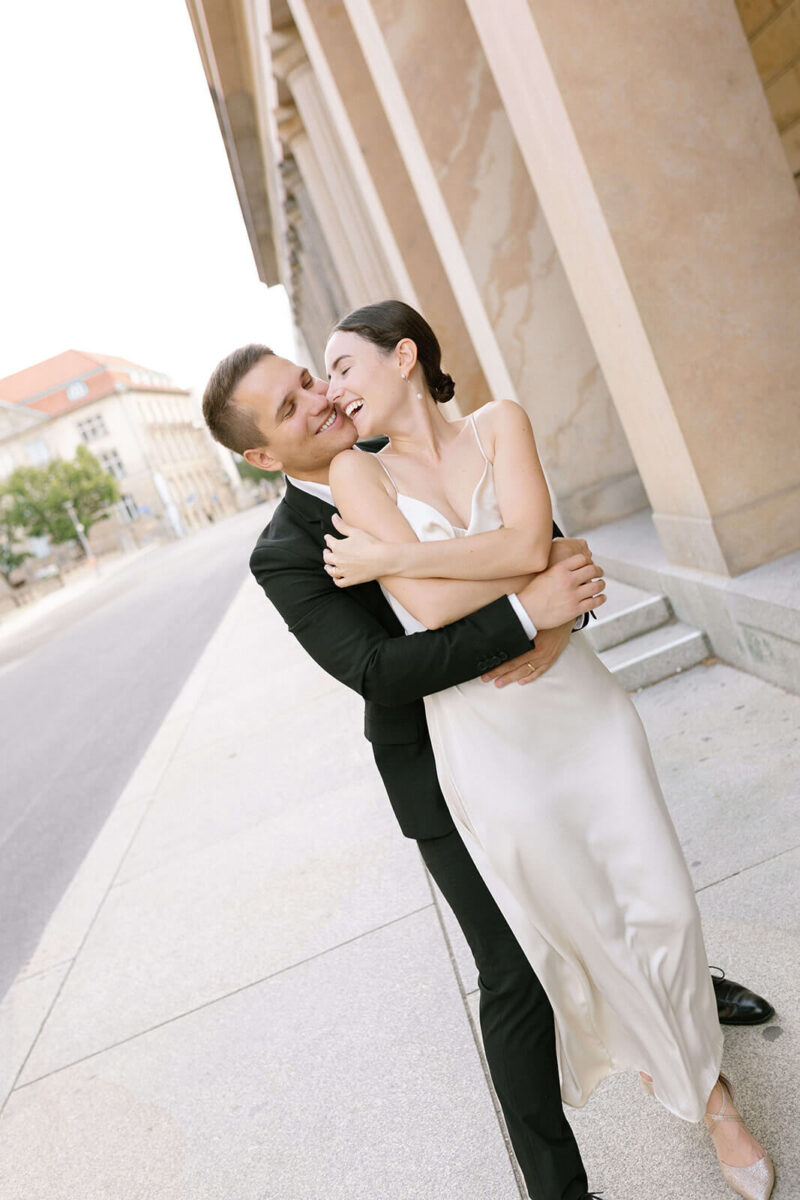 brautigam umarmt braut stuermisch