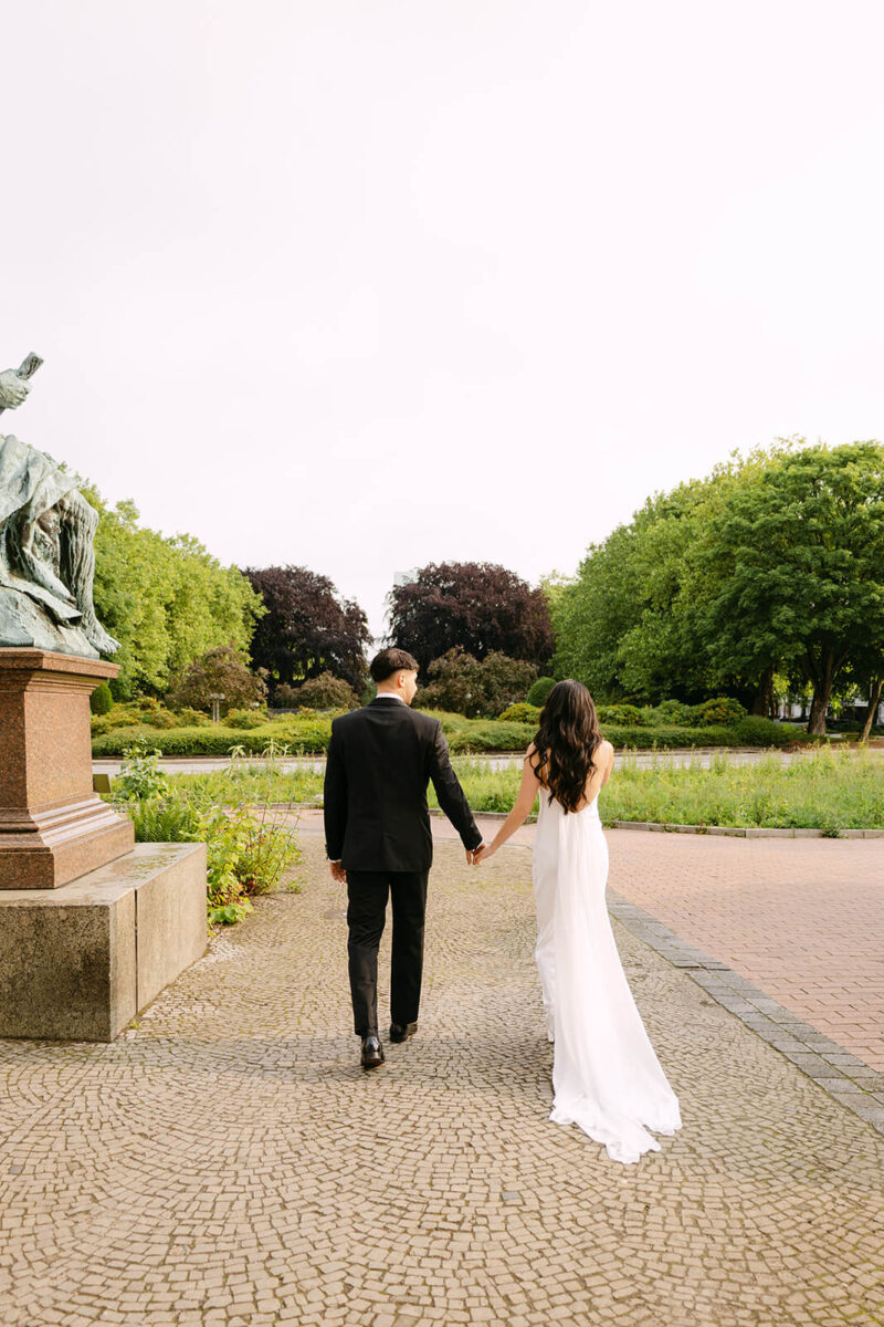 brautpaar hand in hand standesamt 1