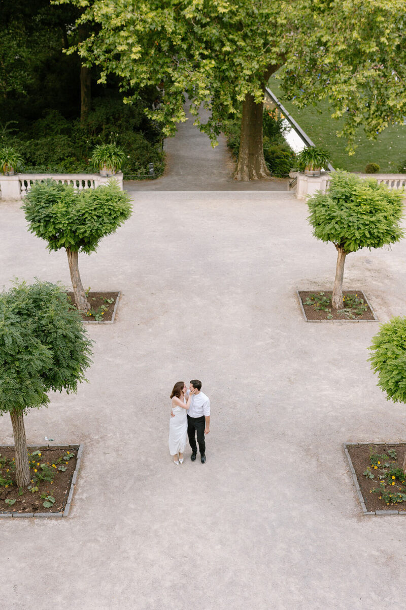 brautpaar geht durch park 1