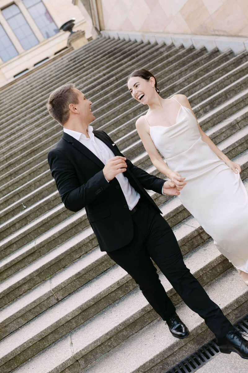 brautpaar geht lachend treppe hinunter