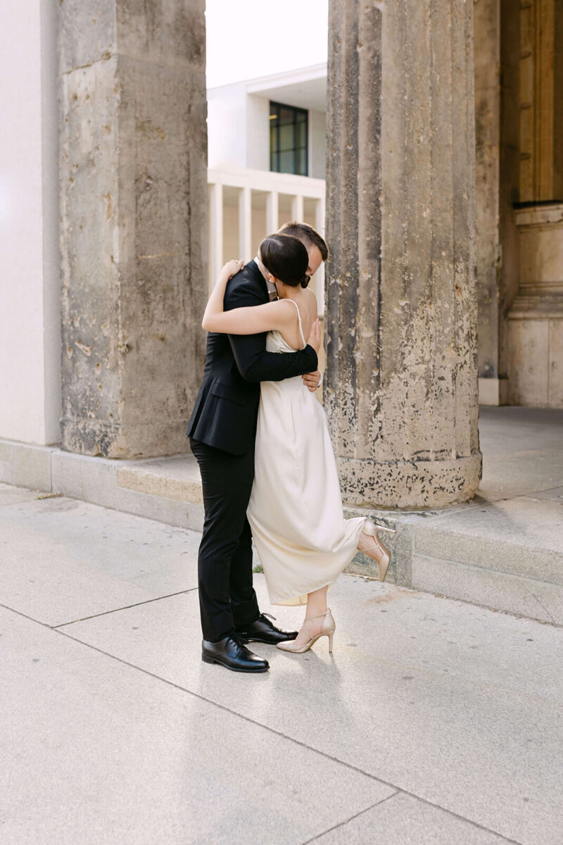brautpaar kuesst sich im gegenlicht