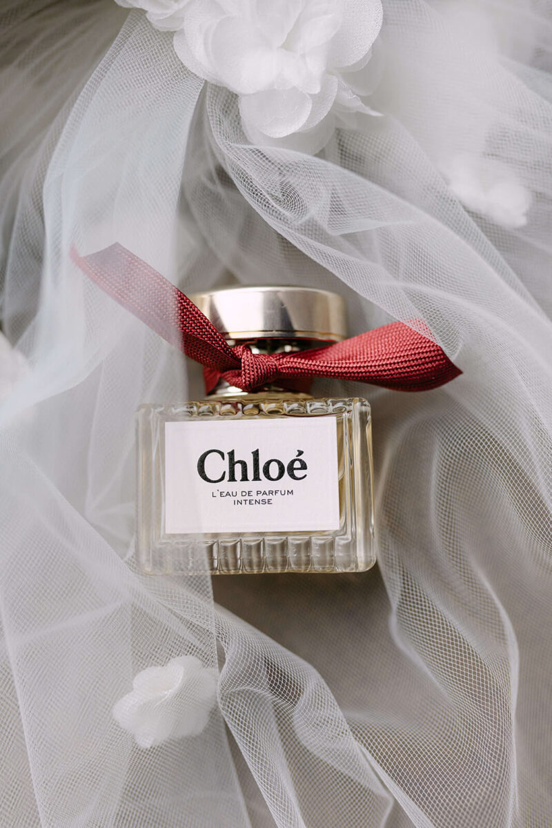 parfuem liegt auf schleier 1