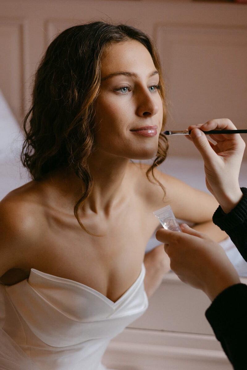 Die Braut wird geschminkt.