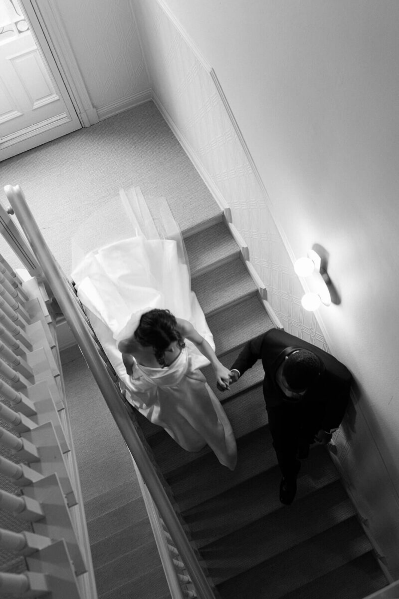 Das Brautpaar geht die Treppe hinunter.