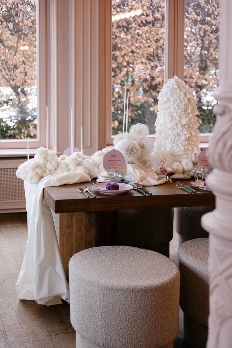 Das Tablesetting mit Pusteblumen im rosa Ton.