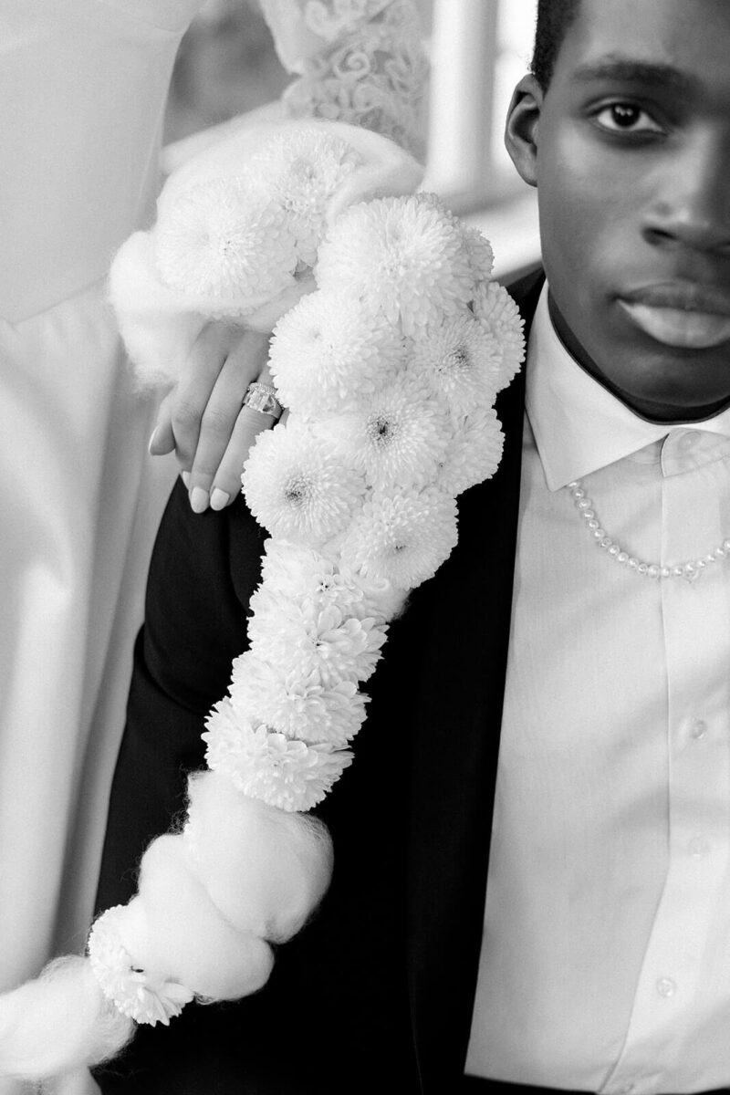 Das Close Up zeigt den besonderen Brautstrauß sowe das Gesicht des Bräutigams.