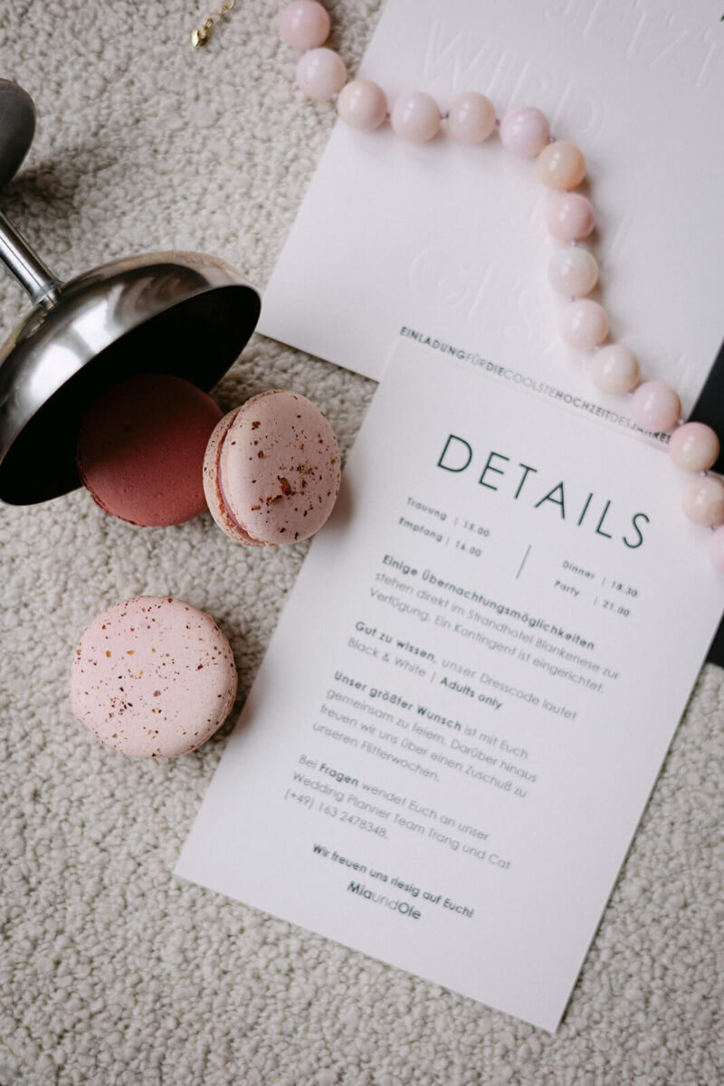 Für den Detailshoot wurden die Einladungskarten sowie Gebäck nebeneinandergelegt.