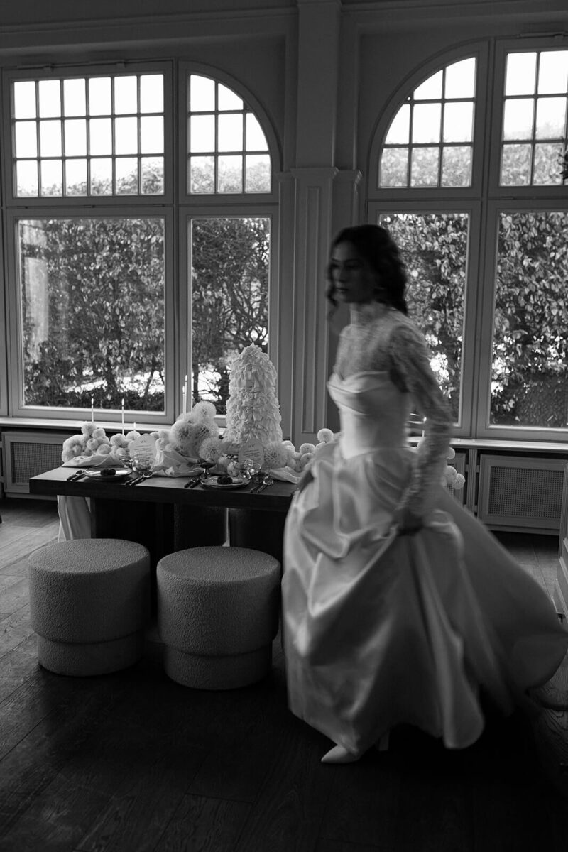 Die Braut schreitet schnell an dem Tisch vorbei und ist daher leicht verschwommen.