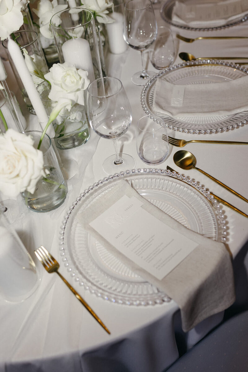 Das klassische Table Setting in weiß fotografiert von der Hochzeitsfotografin Laura Kaiser.