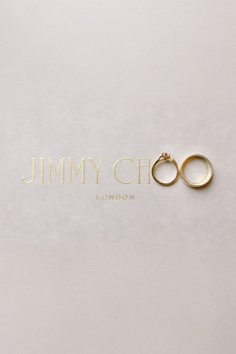 Die Eheringe wurden auf dem Schriftzug von Jimmy Choo platziert.