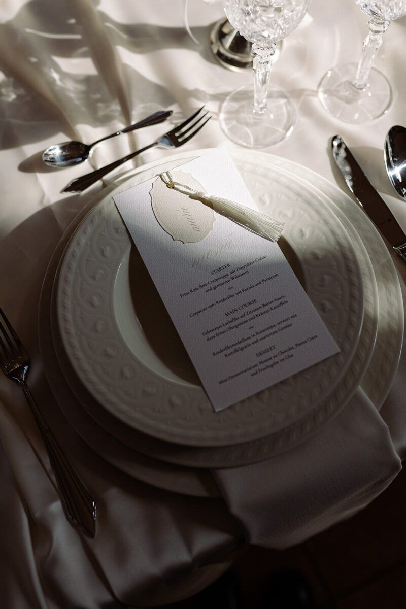 Klassiches weißes Tablesetting einer Hochzeit.