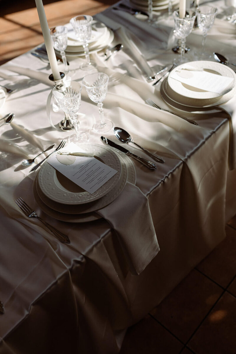 Der Tisch wurde klassisch eingedeckt für die Hochzeit.