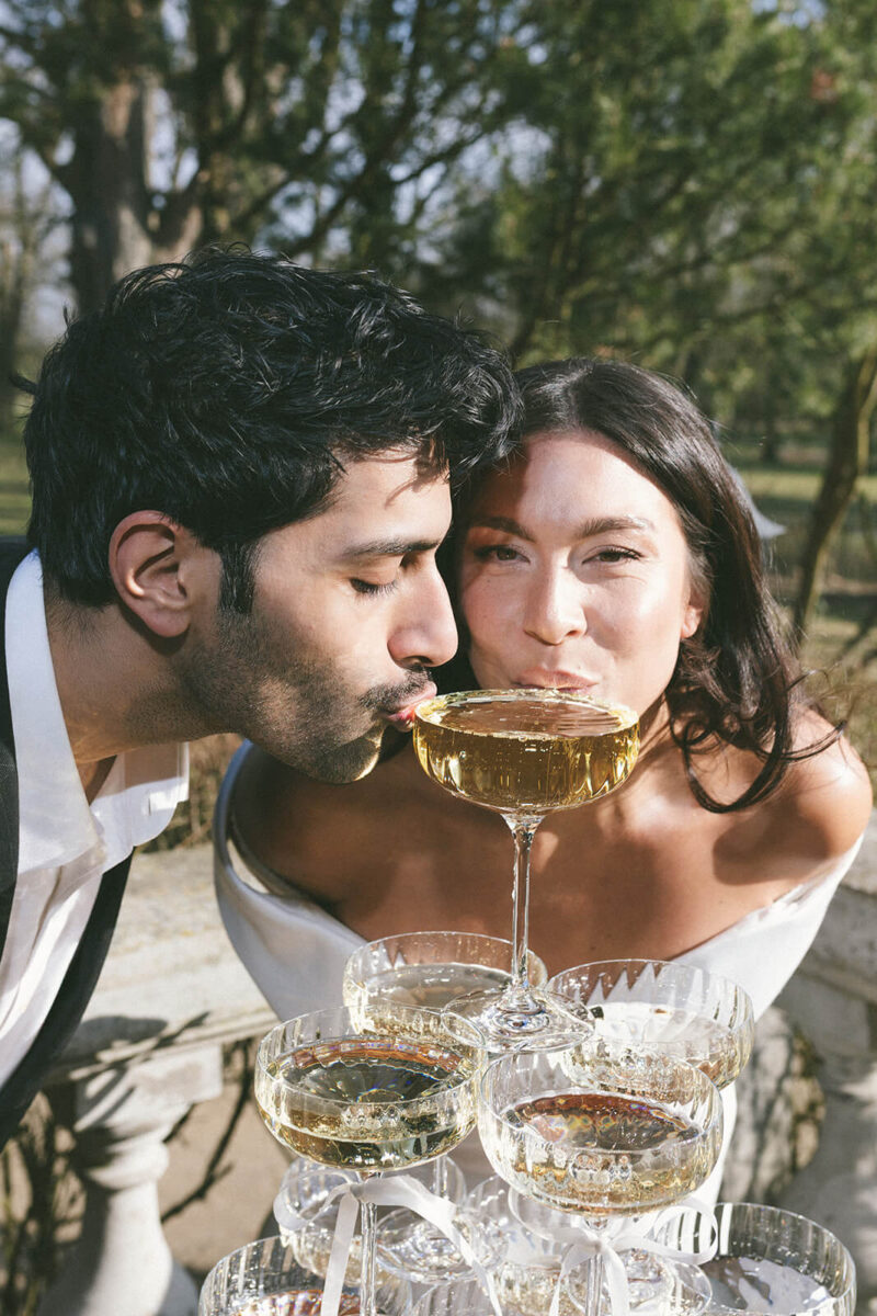 Das Brautpaar schlüft den Sekt aus dem Champagnertower.