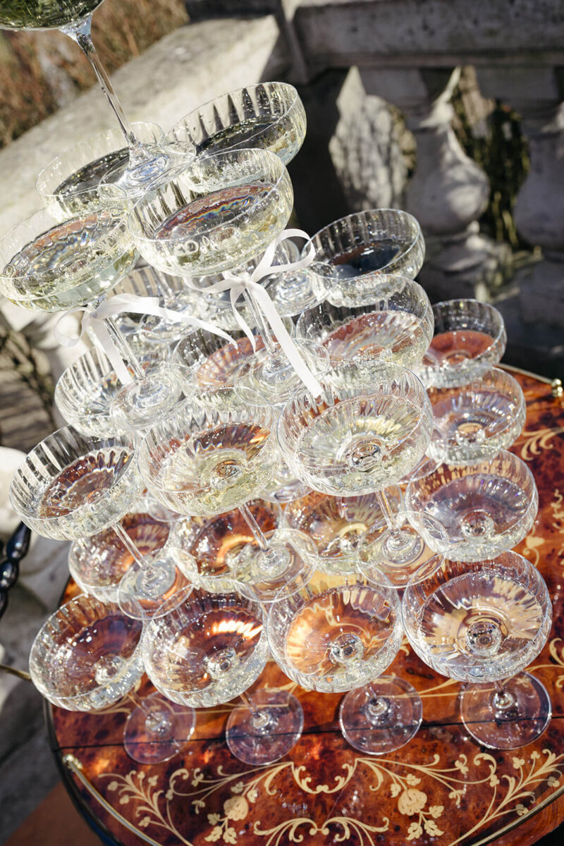 Der Champagnertower steht in der Sonne.