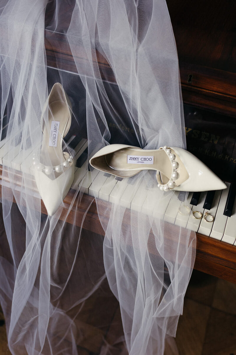 Die Brautschuhe liegen auf dem Klavier.