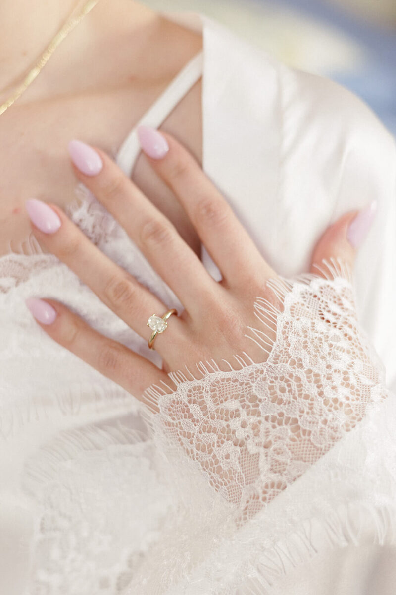 Nahaufnahme der Hand der Braut.