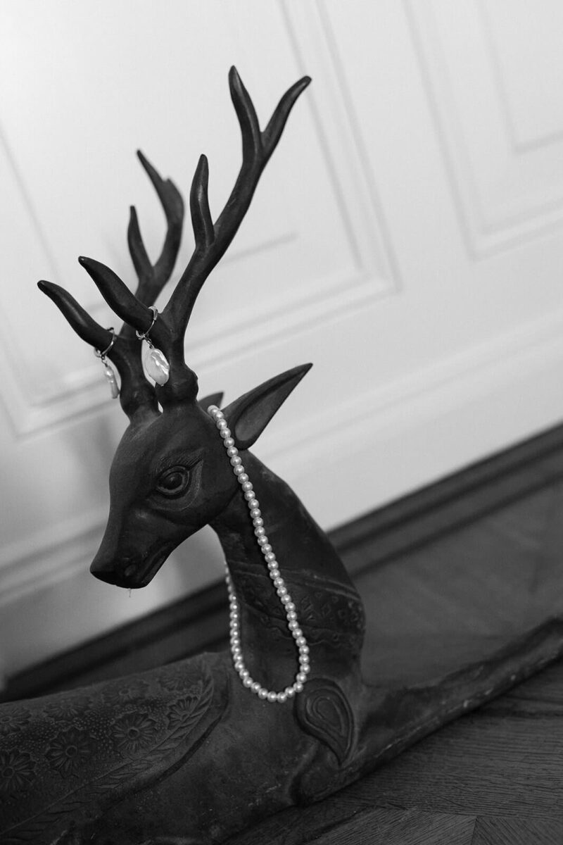 eine Figur wurde mit dem Brautschmuck geschmückt.