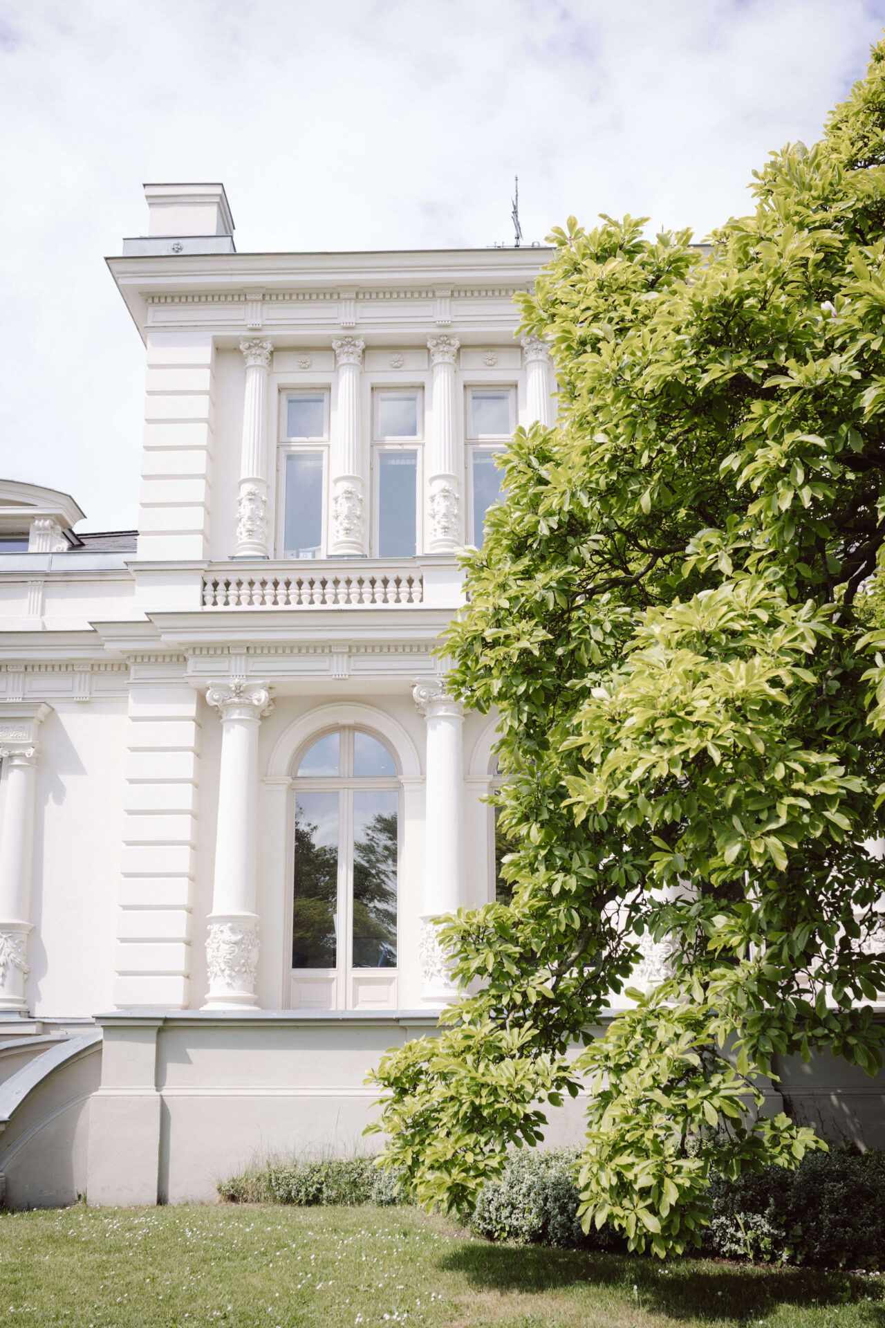 Die weiße Villa in Elmshorn ist sehr ästhetisch und eignet sich perfekt für hochwertig Hochzeitsfotos.