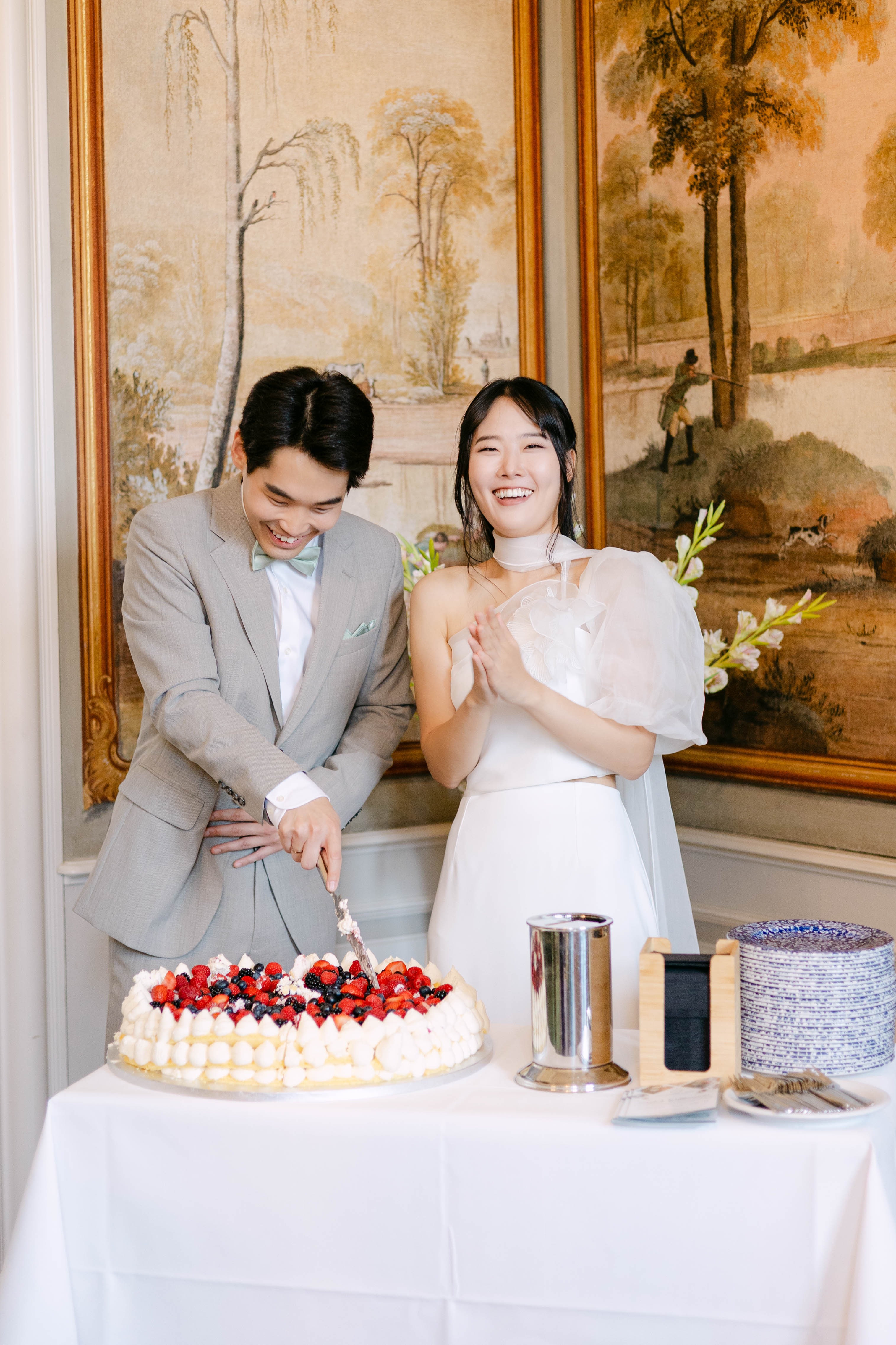 Das Brautpaar schneidet die Hochzeitstorte an.